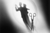 Der Schatten der Schere wird mit Hilfe einer Schattenmaske, die geschickt im Lichtkegel plaziert wird, in ein tanzendes Paar verwandelt. Bild: Nikolas Hannecke