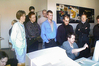 Transinstitutionelle Virtual Design Entwicklung: Andreas Karpati (FHTW) erläutert den bildo Studierenden die Programmierung von Virtual Design 1.0., 1997. Foto: Thomas Kemnitz   